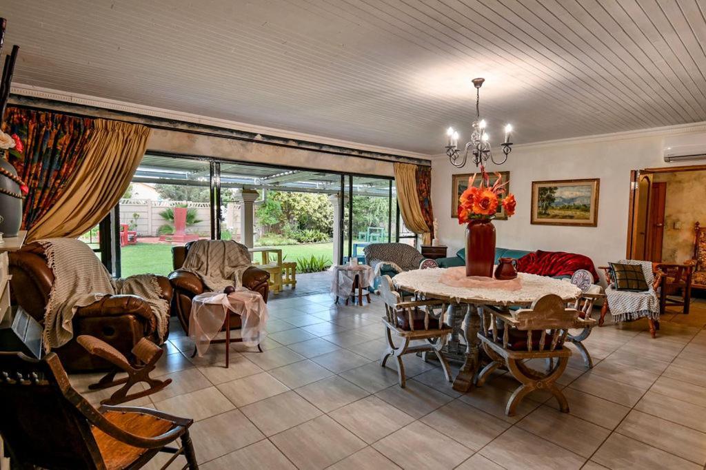 IsZis Guest house Bloemfontein Extérieur photo
