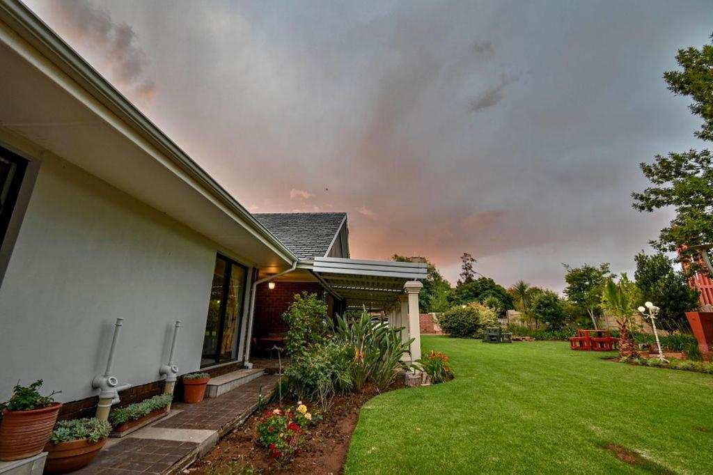 IsZis Guest house Bloemfontein Extérieur photo