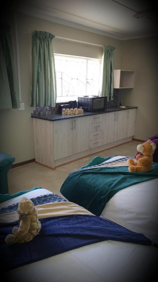 IsZis Guest house Bloemfontein Extérieur photo